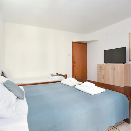 Milos Kaladjurdjevic Apartment *