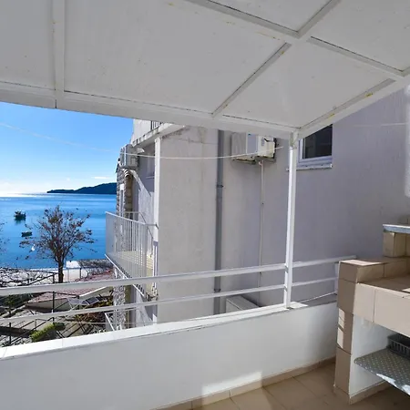 Milos Kaladjurdjevic Apartment *