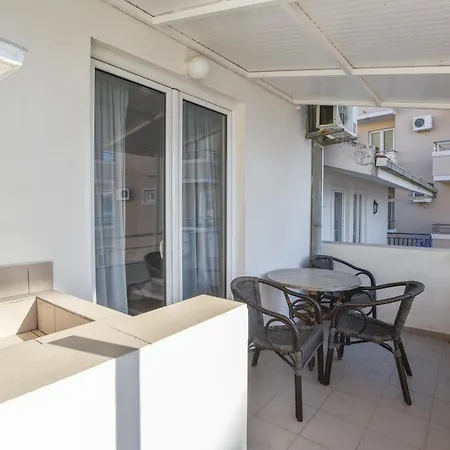 Milos Kaladjurdjevic Apartment *